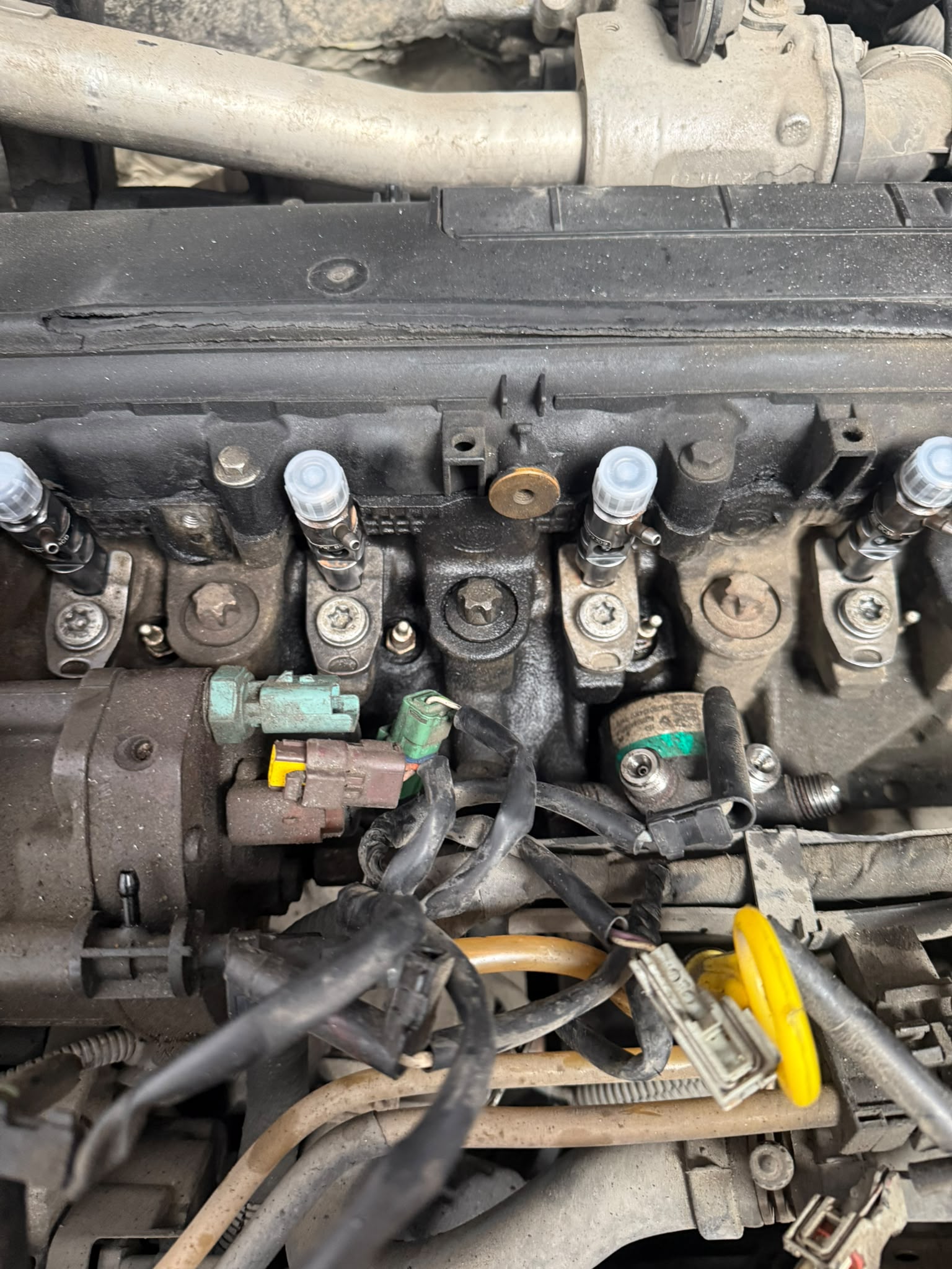 Motor üzerinde yakıt sistemi bağlantıları