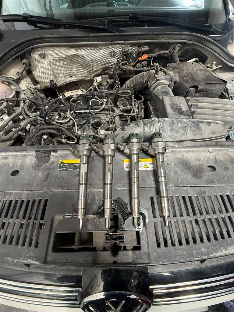 Araç motor bölmesinde enjektör çalışması